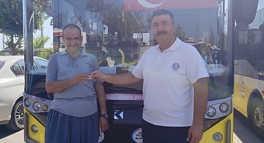 Belediye otobüsü şoförü bulduğu altını sahibine teslim etti